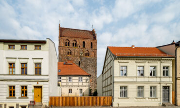 Foto aus Angermünde, Baulücke mit Blick zur Stadtpfarrkirche