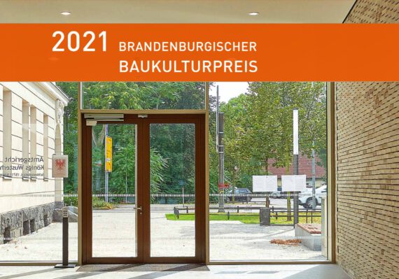 Eingangstür mit Banner 2021 Brandenburgischer Baukulturpreis