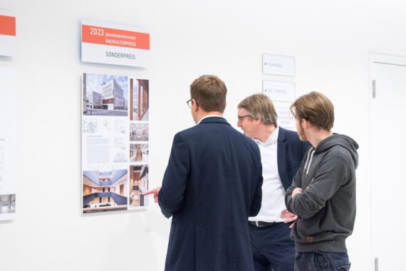 Impression der Ausstellungseröffnung zum Baukulturpreis 2023 © Landtag Brandenburg